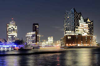5258 Abenddämmerung im Hamburger Hafen - Blick über die Elbe zur Hafencity; Bürogebäude am Kehrwieder - in der Bildmitte die Einfahrt zum Sandtorhafen - re. die Elbphilharmonie.