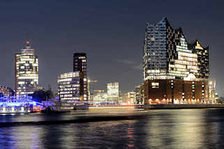 5258 Abenddmmerung im Hamburger Hafen - Blick ber die Elbe zur Hafencity; Brogebude am Kehrwieder - in der Bildmitte die Einfahrt zum Sandtorhafen - re. die Elbphilharmonie.