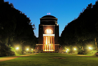 3230 Blaue Stunde in Hamburg - Abendstimmung am Planetarium im Hamburger Stadtpark.