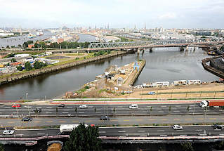 Die Hansestadt Hamburg ist in sieben Bezirke unterteilt,  die in 104 Stadtteile untergliedert sind 6046 Billhafen und Oberhafenkanal - Eisenbahnbrcke ber die Norderelbe - Panorama der Hansestadt Hamburg. 