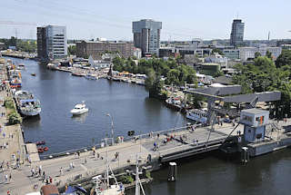 6716 Luftaufnahme vom Harburger Binnenhafen mit Lotsenkanal KLappbrcke und Brotrmen