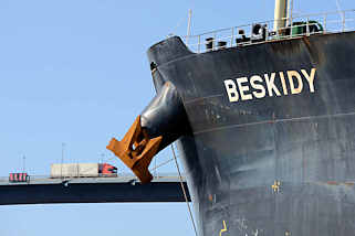 9171 Schiffsbug mit Anker vom Massengutschiff / Frachter Beskidy im Hamburger Hafen / Khlbrand, Neuhfer Kanal.