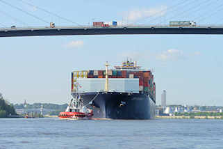 9280 Der Containerfrachter E.R. Tianping läuft in den Hamburger Hafen ein; Schlepper und das 334.00 m lange Frachtschiff befinden sich unter der Köhlbrandbrücke auf dem Weg zum Container-Terminal Altenwerder. Der Frachter hat einen Tiefgang von 14.50 m und kann 8204 TEU transportieren.