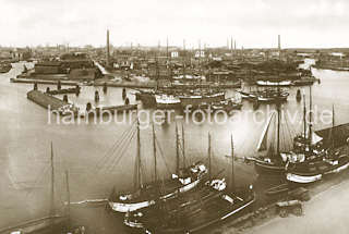 X3442 Historische Motive vom Harburger Hafen (ca. 1890); Ewer liegen am Kai - Industrieanlagen .