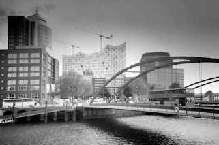 1329 Blick ber den Binnenhafen / Zollkanal zur Kehrwiederspitze und der Baustelle der Elbphilharmonie in der Hamburger Hafencity. 