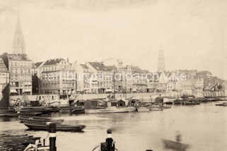 X000125 Alte Fotografie vom Hamburger Binnenhafen an den Kajen - mehrstckige Wohn- und Geschftshuser an der Strae; ganz rechts die Hohe Brcke uund der neue Kran - im Hintergrund die Kirchtrme von Sankt Nikolai und Katharinen.