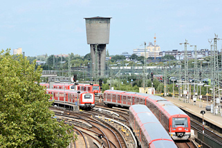 0857 S-Bahnzge, Eisenbahngleise - Wasserturm vom Bahnbetriebswerk Hamburg Altona; Stahlbetonbau - erbaut 1955. Gelnde vom Gterbahnhof Hamburg Altona; jetzt Baugelnde fr Wohnungen / Quartier Altona Mitte. 