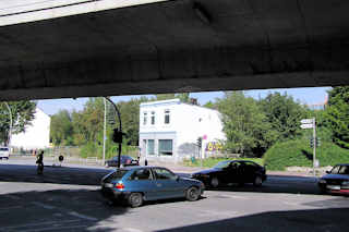 P1010011 Blick unter die Barmbeker Ringbrcke zum einsamen Haus an der Fuhlsbtteler Strae 284. 