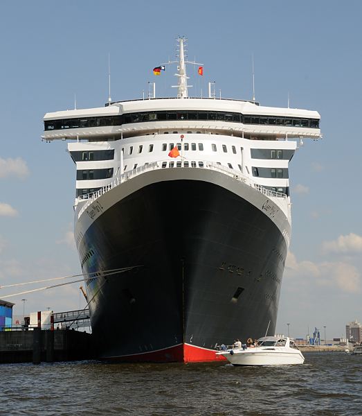 Kreuzfahrtschiff Queen Mary 2 - Hamburger Hafen 03_4359 Das Kreuzfahrtschiff Queen Mary 2 liegt festgetut am Kai des Cruise Centers im Hamburger Hafen. am Kreuzfahrtterminal im Hamburger Hafen. Passagiere einer weissen Motoryacht sitzen an Deck und betrachten das grosse Schiff von der Nhe. Die R.M.S. (Royal Mail Ship)  Queen Mary 2 (QM2) ist mit 148.528 BRZ eines der grten Passagierschiff der Welt. Das britische Kreuzfahrtschiff  hat eine Lnge von 345 m und eine Breite von 45 m. Der Luxusliner bietet in 1310 Kabinen bis zu 2.620 Passagieren Platz und hat eine Besatzung von 1.253 Personen. www.fotograf-hamburg.de