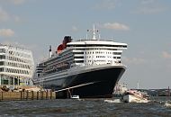 04_4336 Die Queen Mary 2 am Kreuzfahrtterminal im Hamburger Hafen. Viele HamburgerInnen und Hamburg-Touristen nutzen die Gelegenheit und machen mit einer der vielen Hafenbarkassen eine Hafenrundfahrt. Auf dieser Hafentour fahren die Barkassen auch nahe an die Queen Mary heran. Im Hintergrund sind die Hamburger Norder-Elbbrcken und die Schornsteine des Kraftwerk Tiefstack zu erkennen.  www.fotograf-hamburg.de