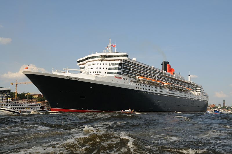 Kreuzfahrtschiff Queen Mary 2 auf der Elbe vor Hamburg Neumhlen.