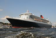 11_4395 Die Queen Mary 2 auf der Elbe vor Hamburg Neumhlen - Die R.M.S. Queen Mary 2 ist mit 148.528 BRZ eines der grten Passagierschiff der Welt. Das britische Kreuzfahrtschiff  hat eine Lnge von 345 m und eine Breite von 45 m. Der Luxusliner bietet in 1310 Kabinen bis zu 2.620 Passagieren Platz und hat eine Besatzung von 1.253 Personen. www.fotograf- hamburg.de