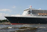 12_4396 Die Queen Mary 2 verlsst Hamburg - im Hintergrund  Lagergebude in Hamburg-Neumhlen. Die QM2  ist mit 148.528 BRZ eines der grten Passagierschiff der Welt. Das britische Kreuzfahrtschiff  hat eine Lnge von 345 m und eine Breite von 45 m. Der Luxusliner bietet in 1310 Kabinen bis zu 2.620 Passagieren Platz und hat eine Besatzung von 1.253 Personen. www.fotograf- hamburg.de