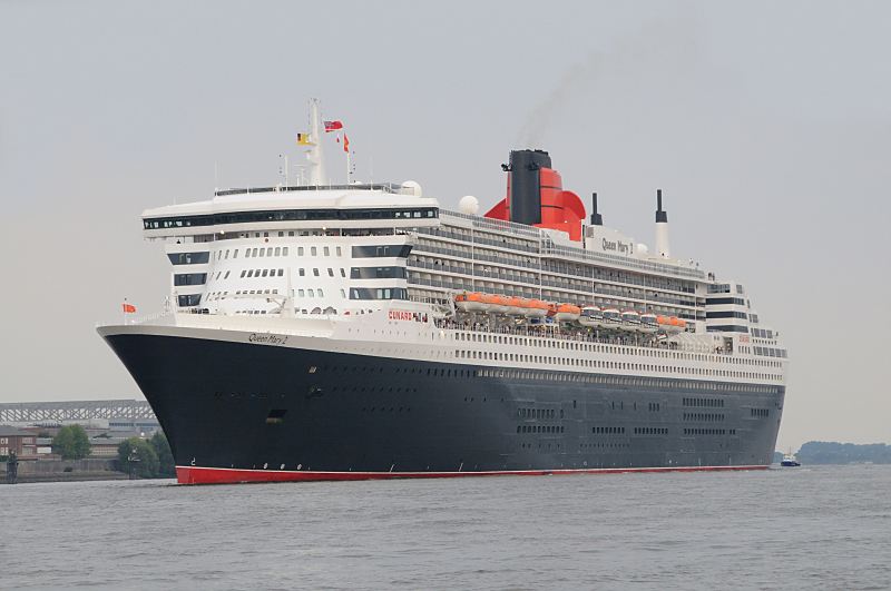 Hamburg-Bilder Passagierschiff Queen Mary luft in Hamburg ein - vor Airbus, Finkenwerder. Hamburgfotografien aus dem Hafen -  Fotograf Christoph U. Bellin. 14_4644 Die Queen Mary 2 am frhen Morgen vor Hamburg Finkenwerder - am Heck des grossen Schiffes ein Polizeiboot der Hamburer Wasserschutzpolizei, um das Einlaufen des Kreuzfahrers zu sichern. Die R.M.S.(Royal Mail Ship)  Queen Mary 2 (QM2) ist mit 148.528 BRZ eines der grten Passagierschiff der Welt. Das britische Kreuzfahrtschiff  hat eine Lnge von 345 m und eine Breite von 45 m. Der Luxuslinerbietet in 1310 Kabinenbis zu 2.620 Passagieren Platz und hat eine Besatzung von 1.253 Personen. www.fotograf-hamburg.de