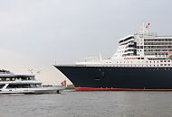 15_4650 Ein Fahrgastschiff der Hamburger Hafenrundfahrt ist der Queen Mary 2 auf der Elbe entgegen gefahren; die Passagiere an Bord begrssen das grosse Kreuzfahrtschiff in der Hansestadt Hamburg. Die Queen Mary 2 ist mit einer Lnge von 345 m und eine Breite von 45 m eines der grssten Passierschiffe der Welt. Der Luxuslinerbietet in 1310 Kabinenbis zu 2.620 Passagieren Platz und hat eine Besatzung von 1.253 Personen. www.fotograf-hamburg.de