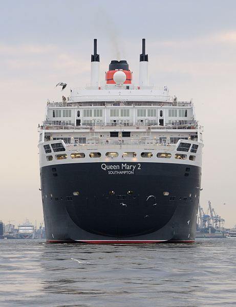 Schiffsfotografien. Heck der Queen Mary 2 - Heimathafen Southampton. Hamburger Hafenfotos. 17_4669 Das Heck der Queen Mary 2 bei der Einfahrt in den Hamburger Hafen; das Schiff Queen Mary 2 (QM2) ist mit 148.528 BRZ eines der grten Passagierschiff der Welt. Das britische Kreuzfahrtschiff  hat eine Lnge von 345 m und eine Breite von 45 m. Der Luxuslinerbietet in 1310 Kabinenbis zu 2.620 Passagieren Platz und hat eine Besatzung von 1.253 Personen. Sein Heimathafen ist im britischen Southampton. www.fotograf-hamburg.de