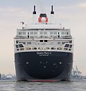 17_4669 Das Heck der Queen Mary 2 bei der Einfahrt in den Hamburger Hafen; das Schiff Queen Mary 2 (QM2) ist mit 148.528 BRZ eines der grten Passagierschiff der Welt. Das britische Kreuzfahrtschiff  hat eine Lnge von 345 m und eine Breite von 45 m. Der Luxuslinerbietet in 1310 Kabinenbis zu 2.620 Passagieren Platz und hat eine Besatzung von 1.253 Personen. Sein Heimathafen ist im britischen Southampton. www.fotograf-hamburg.de