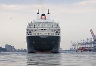 18_4662 Die Queen Mary 2 auf der Elbe von Hamburg Oevelgnne; lks. der Museumshafen und das ehem. Khlhaus von Hamburg Neumhlen, das zu einer Seniorenresidenz umgebaut wurde. Rechts das HHLA Container Terminal Burchardkai mit seinen hohen Containerbrcken. Ein Containerfrachter liegt am Kai und wird beladen.  www.fotograf- hamburg.de