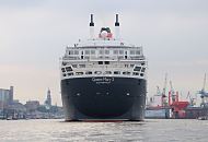 19_4694 Die Queen Mary 2 vor Hamburg Altona - im Hintergrund die St. Pauli Landungsbrcken und der Kirchturm der St. Michaeliskirche, dem Wahrzeichen Hamburgs, der im Volksmund auch "Michel" genannt wird. Rechts ein Schwimmdock der Werft Blohm & Voss. www.fotograf- hamburg.de