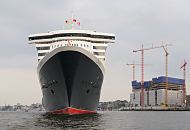 21_4720 Die Queen Mary 2 hat ihren Bestimmungsort erreicht - vor dem Hamburger Cruise Center am Chikagokai wendet das 345 lange und 45m breite Kreuzfahrtschiff. Rechts die Baustelle mit den hohen Baukrnen am Kaispeicher A, der zuknftigen Hamburger Elbphilharmonie. www.fotograf- hamburg.de