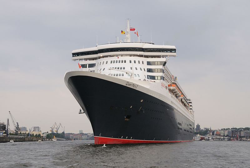 Schiffsfotografien aus dem Hafen Hamburgs. Die Queen Mary 2 legt in Hamburg an - Blick St. Pauli Landungsbrcken. Hamburger Hafenfotos -  Fotograf Christoph U. Bellin. 22_4722 Das 345 lange und 45m breite Kreuzfahrtschiff wendet ohne Schlepperhilfe auf der Elbe. Im Hintergrund rechts die berseebrcke und links die Hafenkrane der Hamburger Werft Bohm & Voss. www.fotograf- hamburg.de