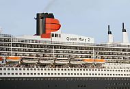 23_4726 Schriftzug Queen Mary 2 am Schornstein des insgesamt fast 72m hohen Passagierschiffs; das Schiff hat 22 Rettungsboote fr je 150 Personen und 60 Rettungsinseln fr je 37 Personen an Bord, so dass in einem Seenotfall 5 520 Menschen von Bord gehen knnten.  www.fotograf- hamburg.de