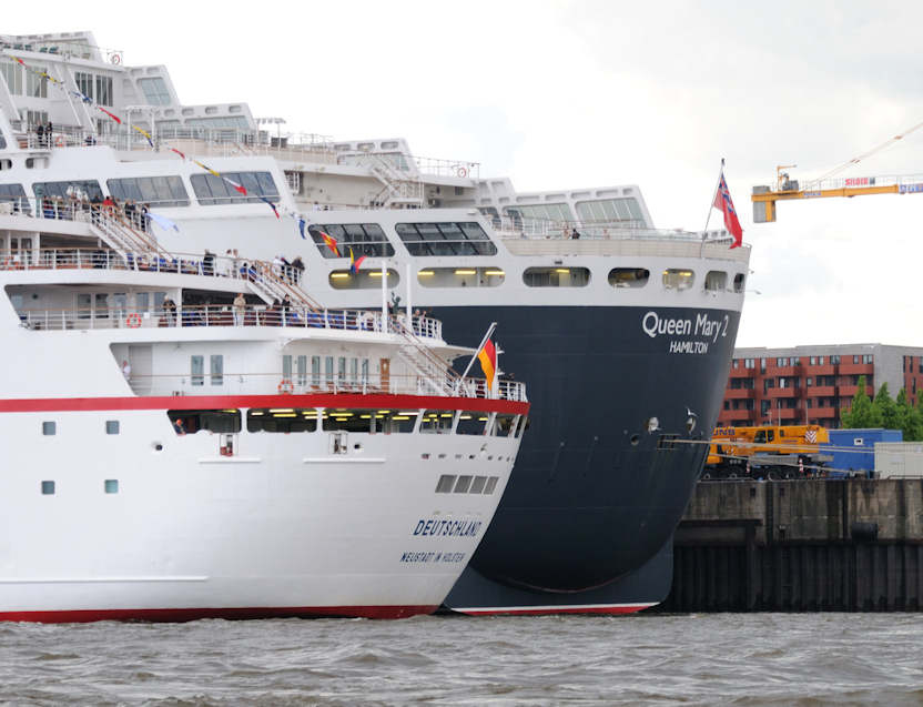 2432 Die Hecks der Kreuzfahrtschiffe DEUTSCHLAND und QUEEN MARY 2 im Hamburger Hafen. 