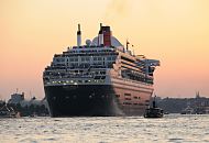 28_4955 Die Queen Mary 2 fhrt in den rot gefrbten Hamburger Abendhimmel; Begleitboote verabschieden das Kreuzfahrtschiff - Passagiere stehen auf den Decks und beobachten die Abfahrt. www.fotograf- hamburg.de