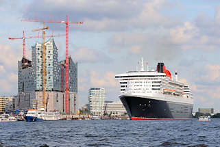 8546 Die Queen Mary 2 hat ihren Liegeplatz am Cruisecenter in der Hamburger Hafencity verlassen und befindet sich in Hhe der Baustelle der Elbphilharmonie.