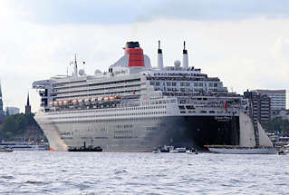 8600 Das Passagierschiff Queen Mary 2 fhrt elbabwrts in Hhe Hamburg Altona - kleine Sportboote und Barkassen begleiten das grosse Passagierschiff.