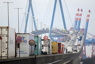 2701 Auffahrt zur Köhlbrandbrücke in Hamburg Steinwerder - Lastwagen auf der Brücke - Containerkräne im Hintergrund.