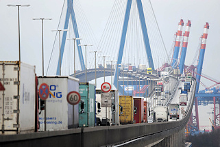 2701 Auffahrt zur Khlbrandbrcke in Hamburg Steinwerder - Lastwagen auf der Brcke - Containerkrne im Hintergrund.