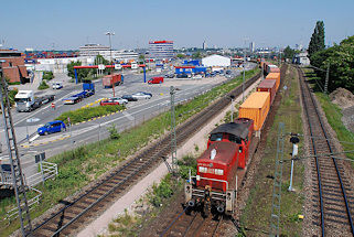 5457 Hafenbahn im Hamburger Hafen, Stadtteil Waltershof - ein Containerzug verlsst das Terminal am Burchardkai.