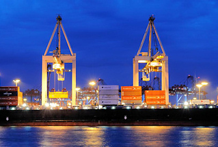 8313 Nachtarbeit im Hamburger Hafen - beleuchtete Containerbrücken über einem Frachtschiff mit Containern beladen - Bilder aus dem Hamburger Hafen zur Blauen Stunde.