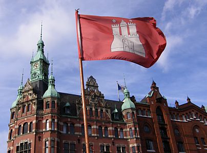 011_15412 - auf der Hamburg Fahne die Burg mit den Trmen und Zinnen und dem geschlossenen Tor; dahinter die Deutschland Fahne /schwarz rot gold. ein