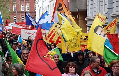 011_15461 - Ostermarsch Hamburg; mehr als 2000 Demonstranten protestierten gegen den Krieg als Konfliktlsung.