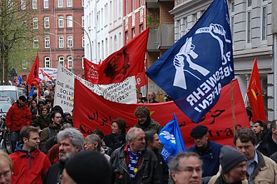 011_15462 - Parolen auf Transparenten und Fahnen beim Ostermarsch 2007 in Hamburg; "Krieg lst keine Probleme" - "Bundeswehr abschaffen"  - "Gestern Jugoslawien, heute Irak, morgen Iran - stoppt den 'endlosen' Krieg".