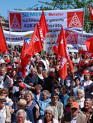 011_15544 - rote Fahnen und Transparente auf Abschlusskundgebung der 1. Maidemonstration 2007. 