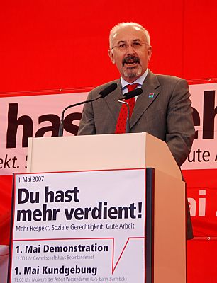 011_15545 - der Gewerkschaft - Vorsitzende der IG Metall Jrgen Peters hlt eine Rede auf der Kundgebung.