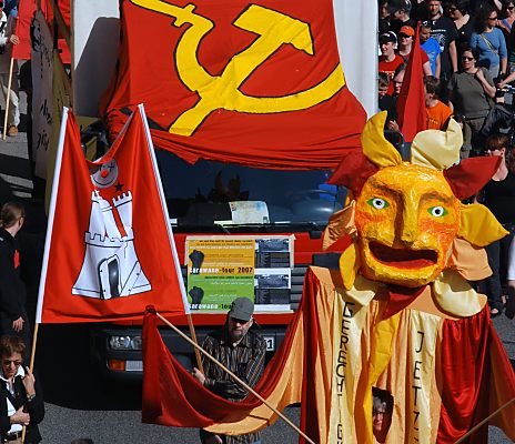 011_15547 - ein bunter Demonstrationszug soll das Schweigen ber prekre Arbeits- und Lebensverhltnisse durchbrechen. 