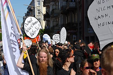 011_15548 - mit aufgemalten Sprechblasen kommen die Demonstranten zu Wort.