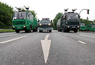 011_15686 - Wasserwerfer und ein Rumfahrzeug der Hamburger Polizei nehmen anlsslich der Anti - Asem Demonstration am Millerntor Aufstellung - Pfeile weisen den Weg. 