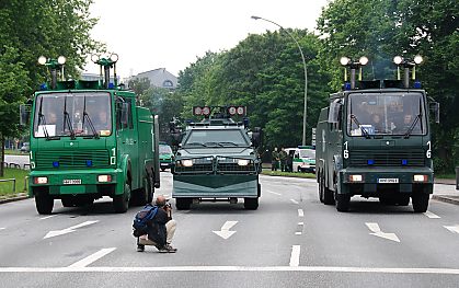 011_15687 - ein Fotograf fotografiert die Machtdemonstration der Hamburger Staatsgewalt, die wohl zur Abschreckung dienen soll.  