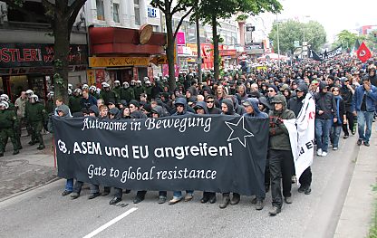 011_15696 - Spitze der Demonstration gegen die Asem - Konferenz in Hamburg ( Asem =  Asia - Europe - Meeting der Europischen und asiatischen Aussenminister )