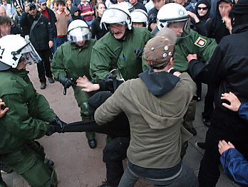 011_15698 - die Polizisten waren trotz ihrer Kampfmontur siegreich und konnten einen jungen Demonstranten berwltigen.