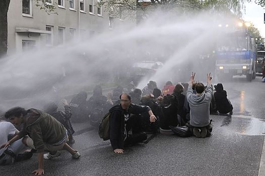 011_17488 - mit den beiden Wasserkanonen schiesst die Polizei auf die friedfertigen Strassenblockierer - nur kurze Zeit knnen sie dem bis zu 20 bar starkem Wasserstrahl stand halten. 