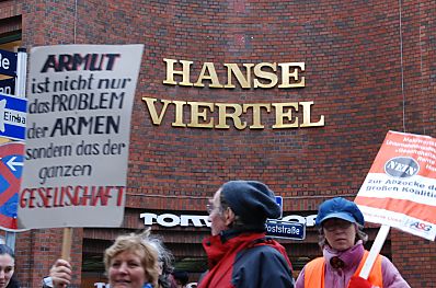 11_15242 - Protestschild auf dem Bettlermarsch "Armut ist nicht nur das Problem der Armen sondern das der ganzen Gesellschaft". 