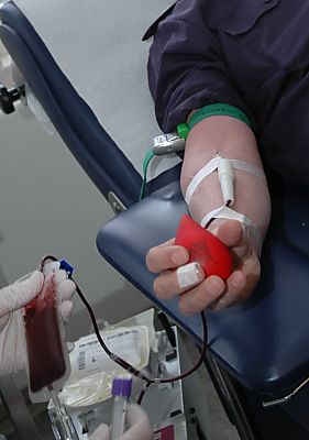 011_14528 - mit pumpenden Handbewegungen kann der Blutfluss beschleunigt werden.