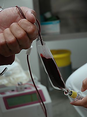 011_14531 - Entnahme einer Blutprobe während der Blutspende.