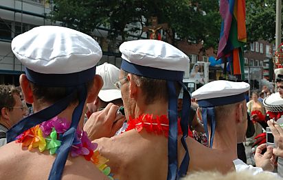 011_14685 - drei Matrosen mit Mtze und bunten Ketten auf der Langen Reihe in Hamburg St. Georg